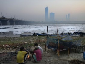 美联社图片：印度首都的河流和空气污染对居民的健康构成严重威胁